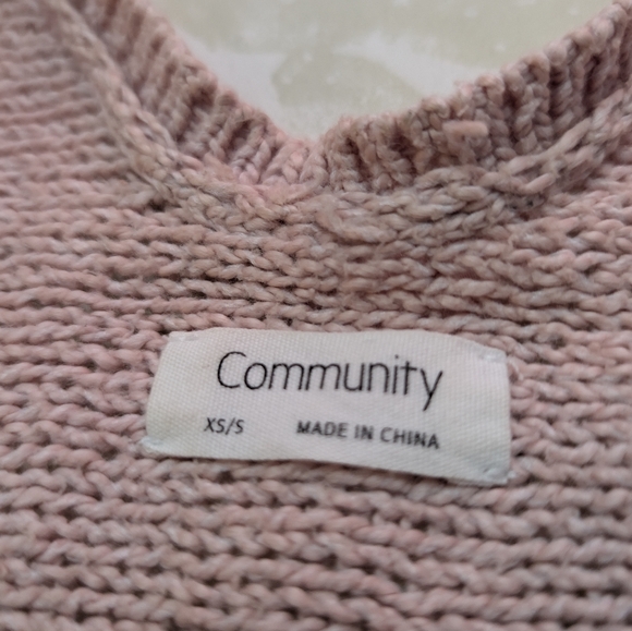 Woman's community sweater - Picture 2 of 2